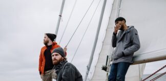 Kurtki bomberki z kołnierzem futrzanym - jakie są zalety takiego rozwiązania i jakie modele są najmodniejsze?