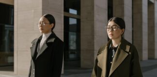 Kurtki skórzane w sportowym stylu - jak połączyć je z treningowymi spodniami i butami sportowymi?