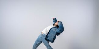 Najlepsze marki produkujące kurtki jeansowe: recenzje i porównania.