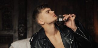 Jakie buty do kurtki skórzanej? Propozycje idealnych zestawień