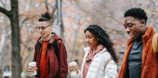 9. Kurtki bomberki w eleganckim wydaniu - jak połączyć je z garniturem i innymi formalnymi elementami garderoby?