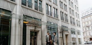 Kurtki skórzane z futrem - czy to dobry wybór? Zalety i wady