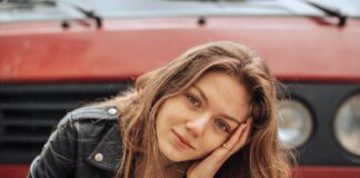 Kurtka skórzana jako element casualowego stroju - jak ją nosić na co dzień?