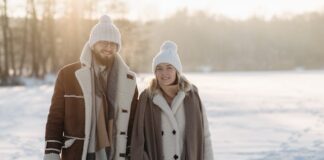 Kurtki pikowane z dodatkiem skóry - jak dbać o ten nietypowy materiał?