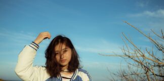 5. Kurtki bomberki w wojskowym stylu - jakie są charakterystyczne elementy i jak nosić takie kurtki?