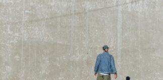 Kurtki jeansowe na różne okazje: jak dopasować styl do wydarzeń formalnych i nieformalnych?