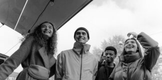 Kurtki bomberki w kolorze czarnym - jakie modele są najpopularniejsze i jak je łączyć w stylizacjach?