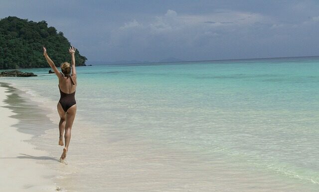 Jak Wybrać Idealny Monokini: Poradnik o Strojach Kąpielowych Monokini