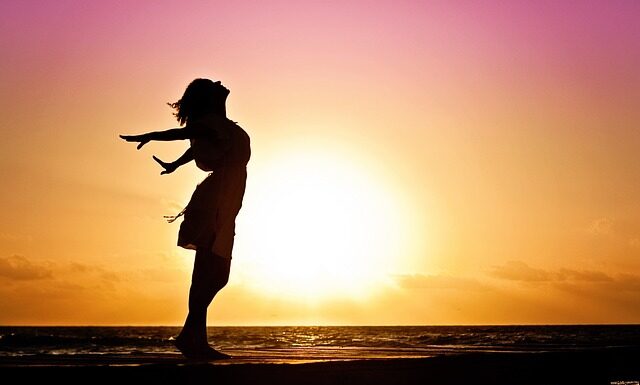 Na którą stronę zapina się kobietą?