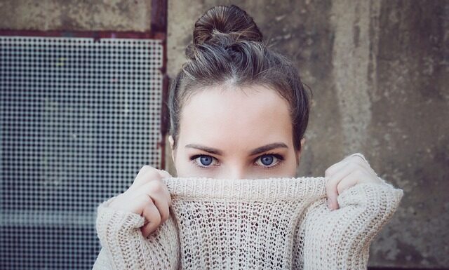 Czy sweter pasuje do marynarki?