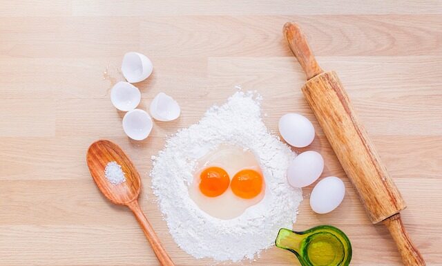 Jaki kolor szpilek do złotej sukienki?