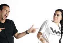 Jak nosić za duży t-shirt męski?