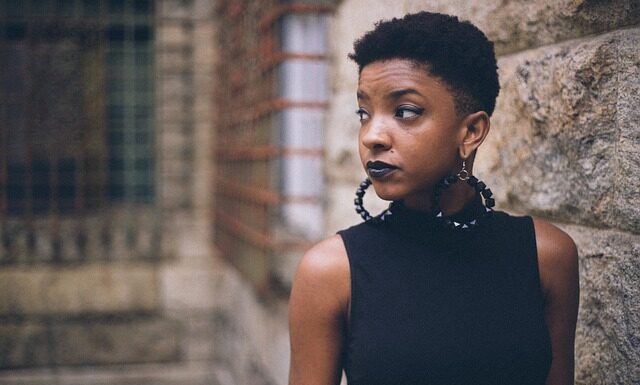 Czego nie można robić po zrobieniu kolczyka w nosie?