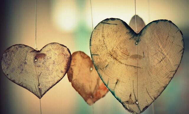 Czy brązowe buty pasują do czarnej koszuli?