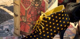 Czy w mokasynach chodzi się bez skarpetek?