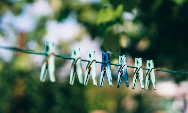 Jak zapiąć muchę na zapięcie?