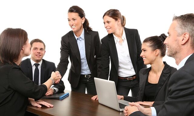 Z czym nosić garnitur damski?