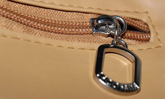 Jak zapina się damską marynarka?