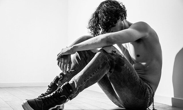 Na którą stronę zapina się męska marynarka? Na którą stronę zapina się męska marynarka?