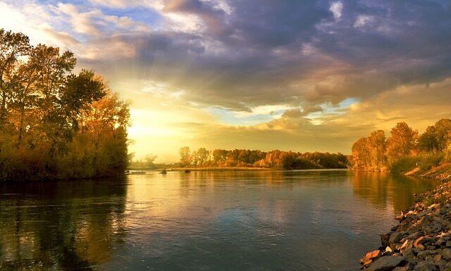 Jakie kolory kurtek na wiosnę 2023?