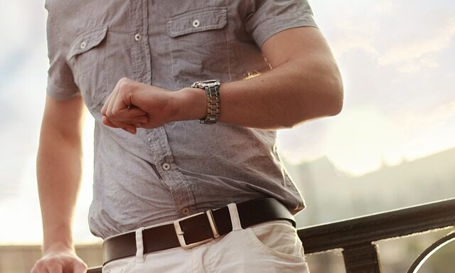 Dokąd powinien sięgać rękaw marynarki?