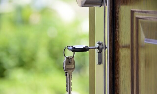 Po co jest dziurka w klapie marynarki?