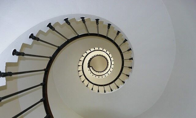 Co założyć na górę do sukienki?