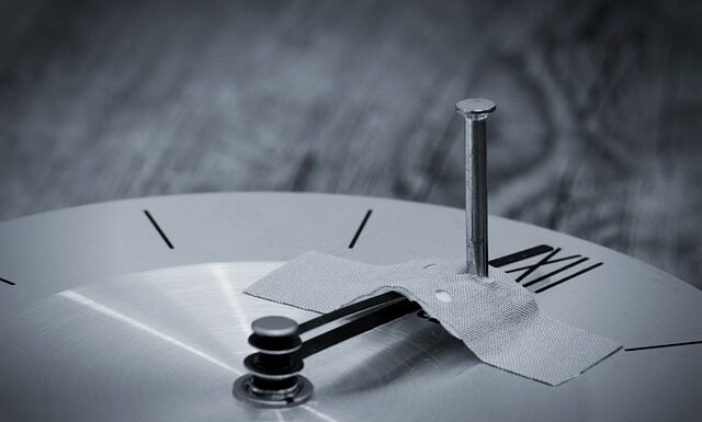 Czym przykleić sznurek do słoika?