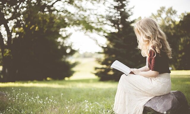 Jak zapakować książkę na prezent ślubny? Jak zapakować książkę na prezent ślubny?