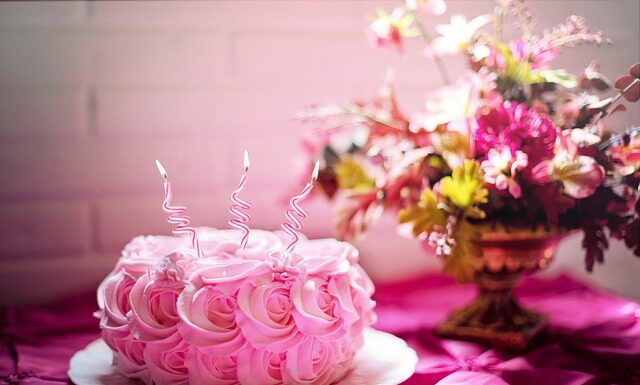 Kto kroi tort weselny dla gości?