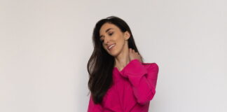 Sukienka z szerokimi rękawami